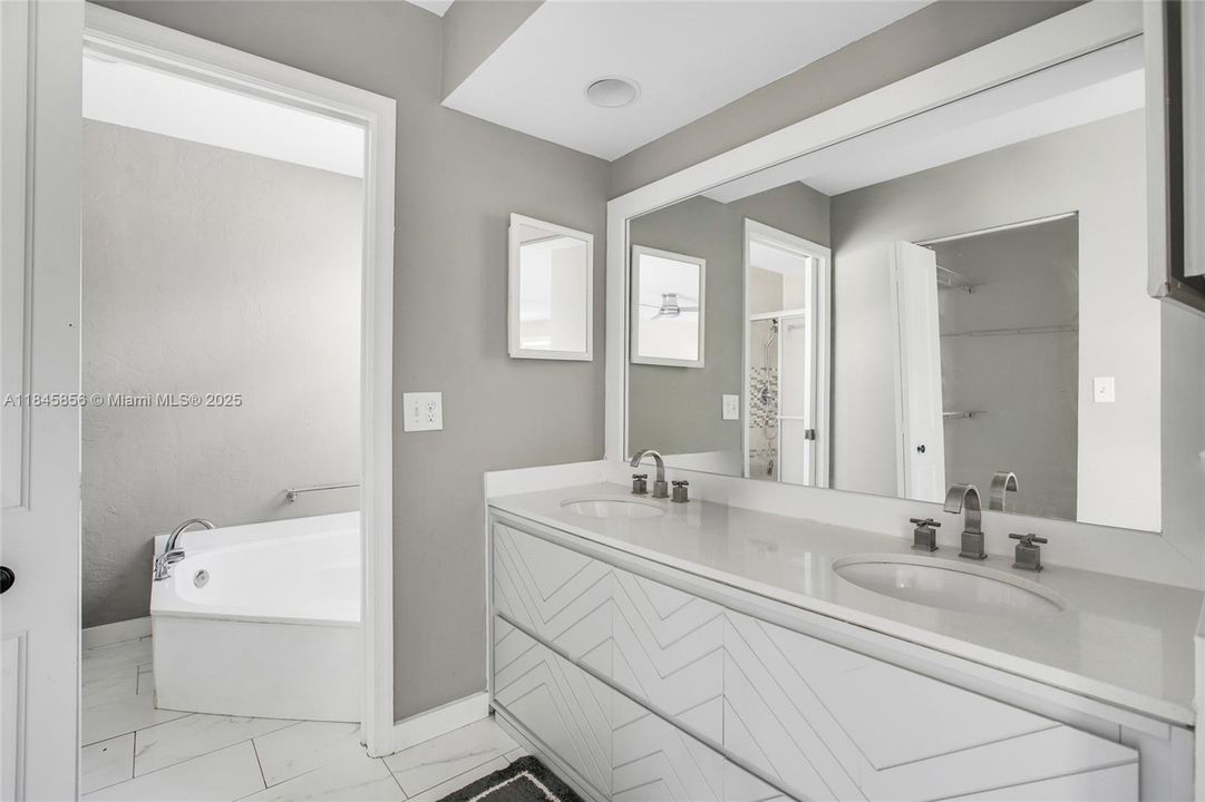 Active With Contract: $515,000 (3 beds, 3 baths, 1756 Square Feet)