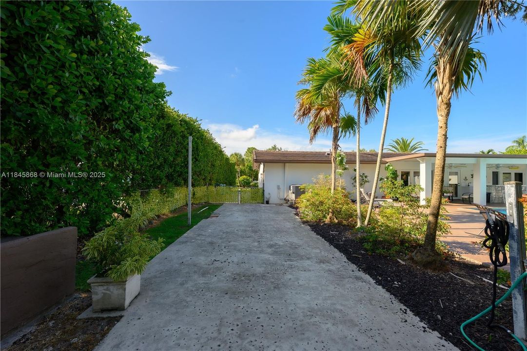 For Sale: $1,695,000 (4 beds, 3 baths, 1926 Square Feet)