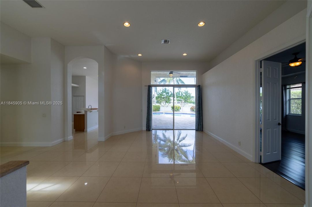 Activo con contrato: $6,650 (5 camas, 3 baños, 2599 Pies cuadrados)