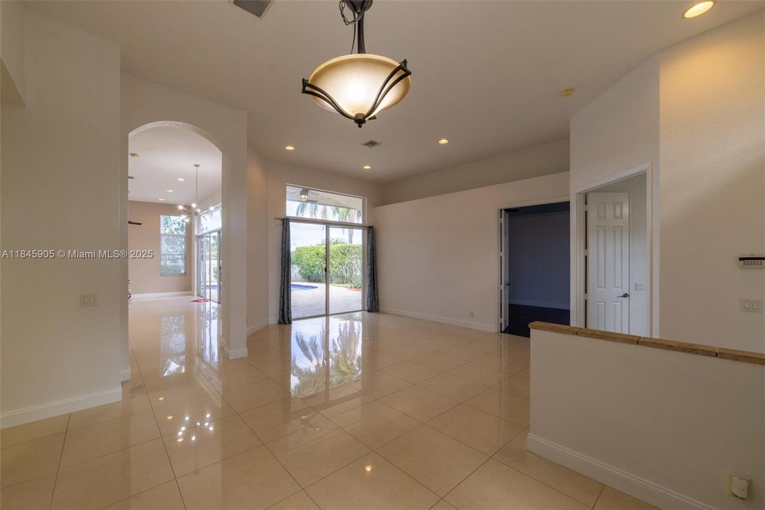 Activo con contrato: $6,650 (5 camas, 3 baños, 2599 Pies cuadrados)