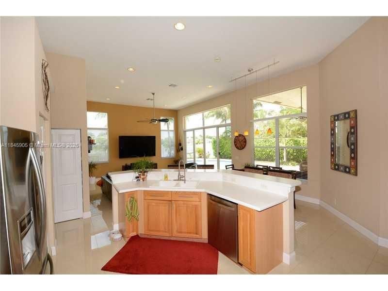 Activo con contrato: $6,650 (5 camas, 3 baños, 2599 Pies cuadrados)