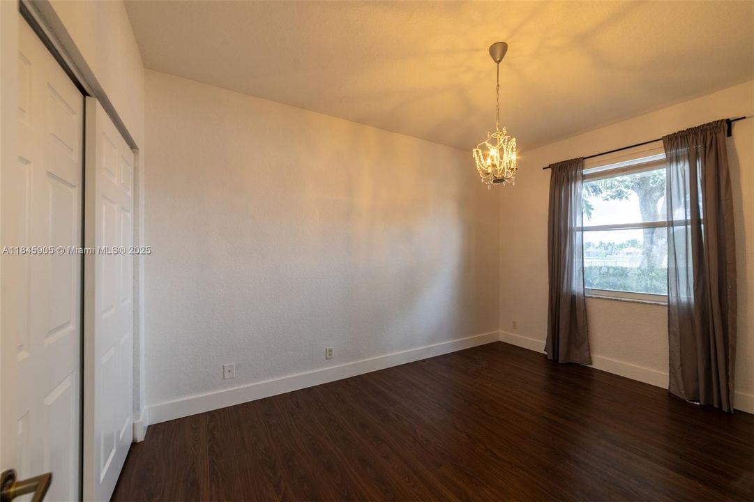 Activo con contrato: $6,650 (5 camas, 3 baños, 2599 Pies cuadrados)