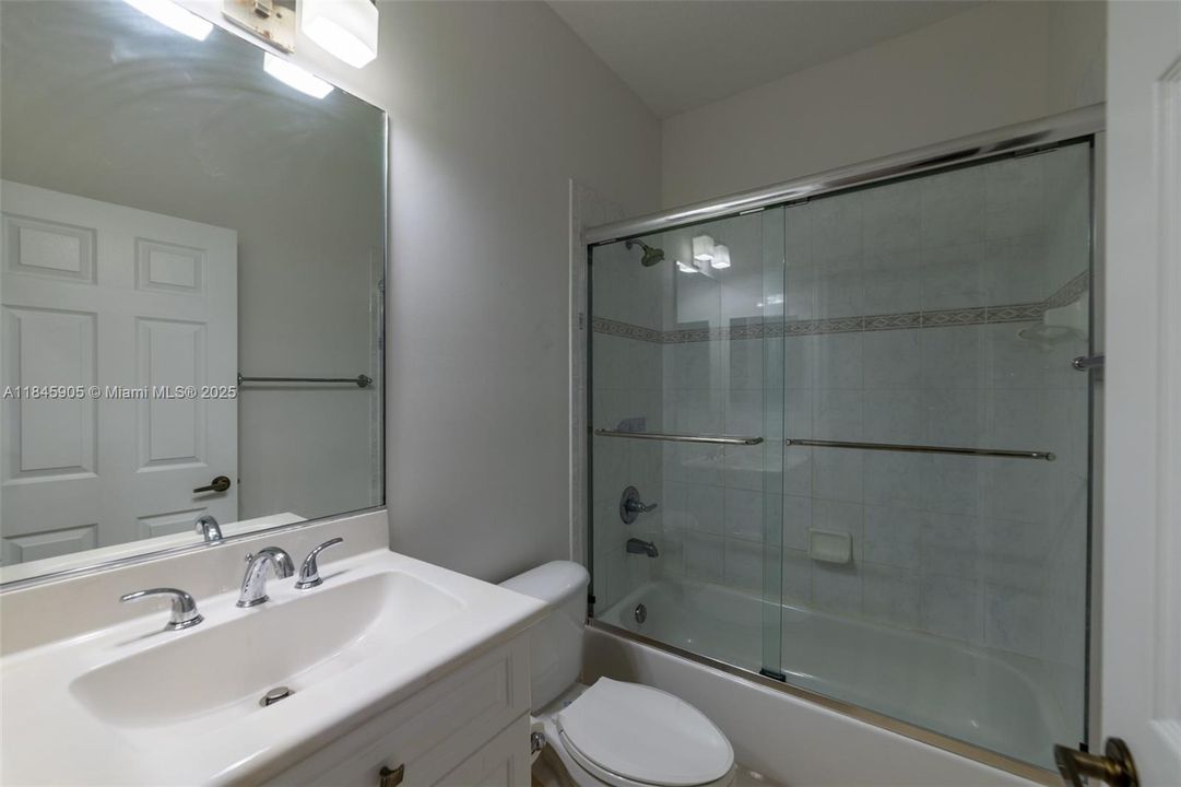 Activo con contrato: $6,650 (5 camas, 3 baños, 2599 Pies cuadrados)