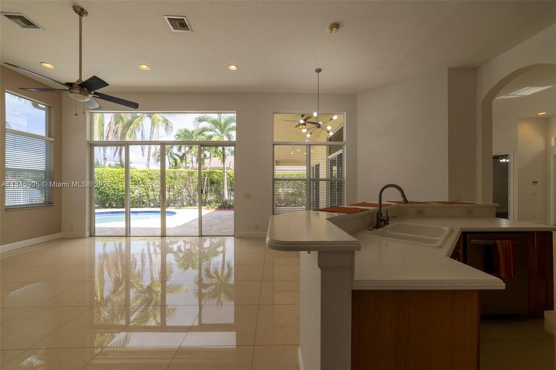 Activo con contrato: $6,650 (5 camas, 3 baños, 2599 Pies cuadrados)