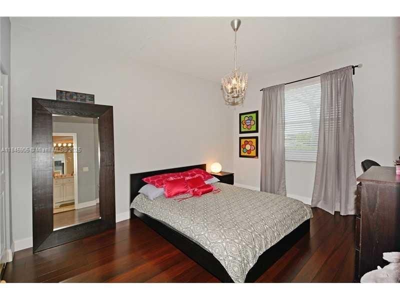 Activo con contrato: $6,650 (5 camas, 3 baños, 2599 Pies cuadrados)