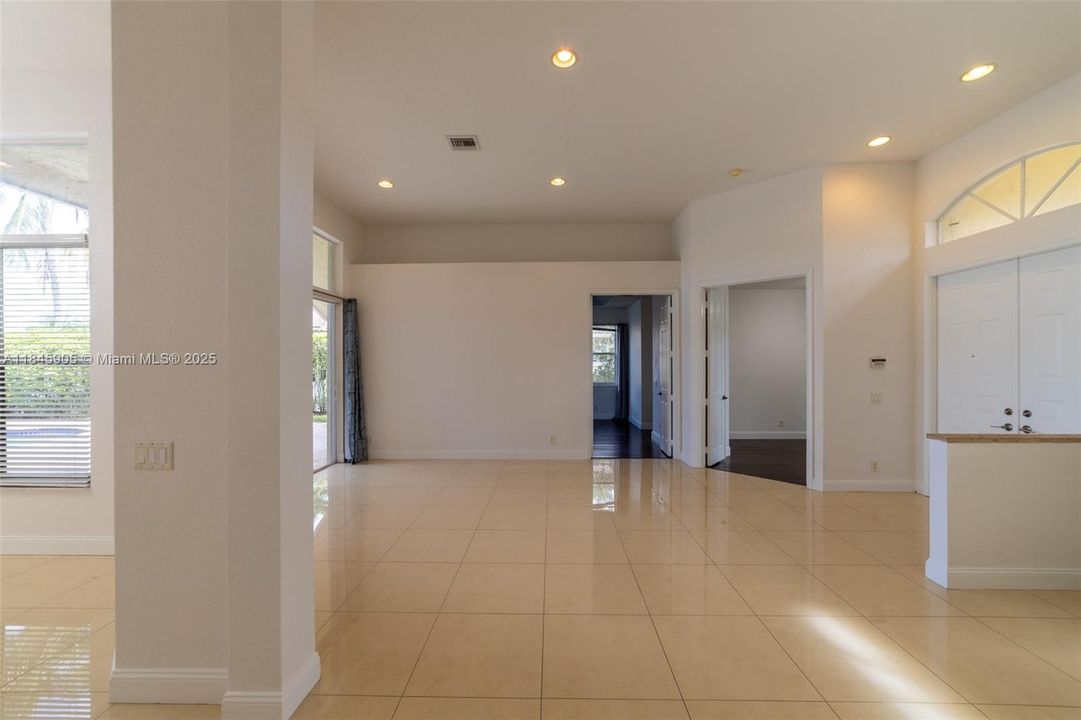 Activo con contrato: $6,650 (5 camas, 3 baños, 2599 Pies cuadrados)