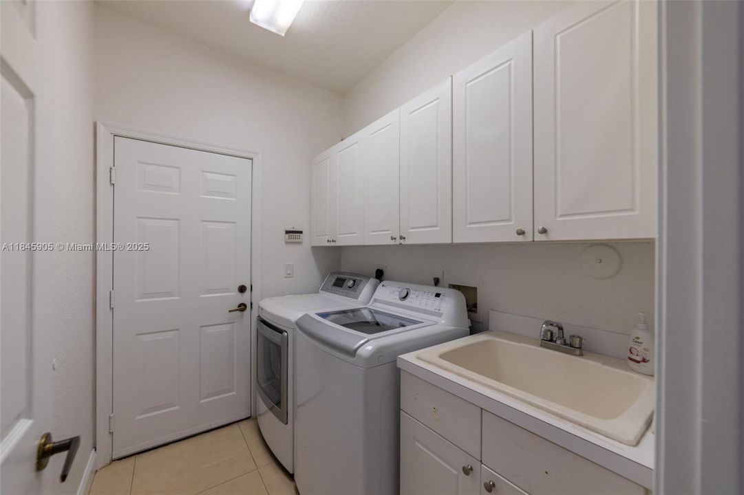 Activo con contrato: $6,650 (5 camas, 3 baños, 2599 Pies cuadrados)