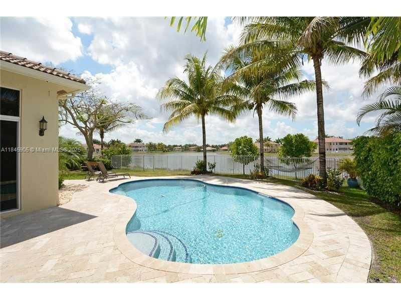 Activo con contrato: $6,650 (5 camas, 3 baños, 2599 Pies cuadrados)