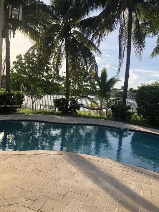 Activo con contrato: $6,650 (5 camas, 3 baños, 2599 Pies cuadrados)