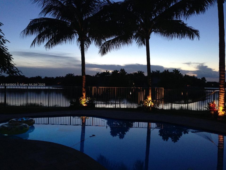 Activo con contrato: $6,650 (5 camas, 3 baños, 2599 Pies cuadrados)