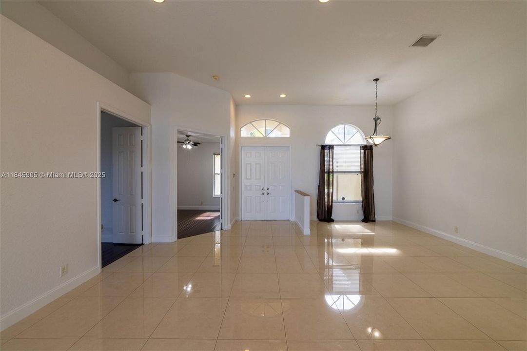 Activo con contrato: $6,650 (5 camas, 3 baños, 2599 Pies cuadrados)