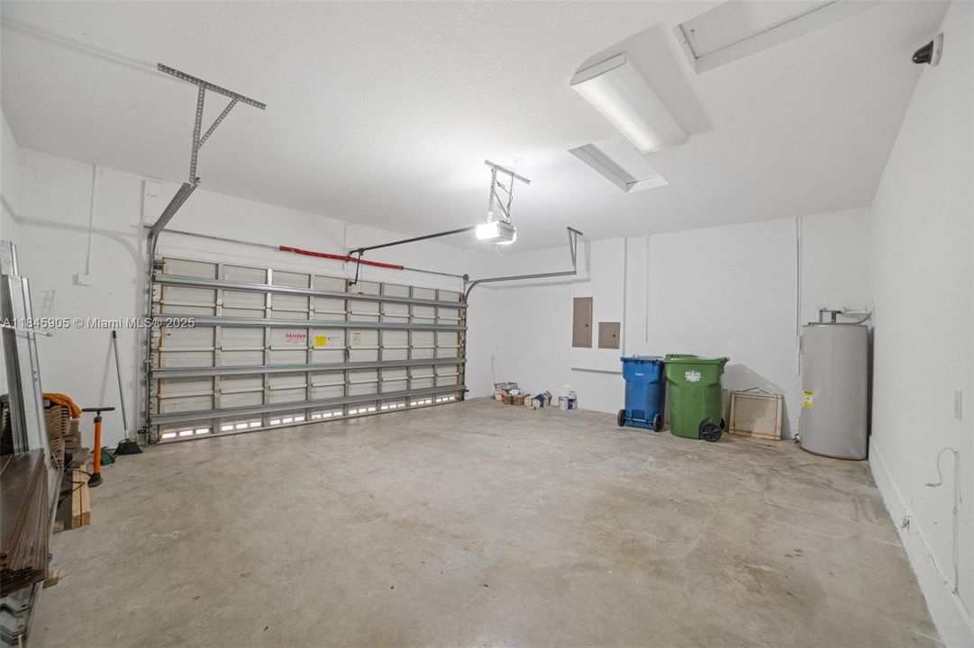 Activo con contrato: $6,650 (5 camas, 3 baños, 2599 Pies cuadrados)