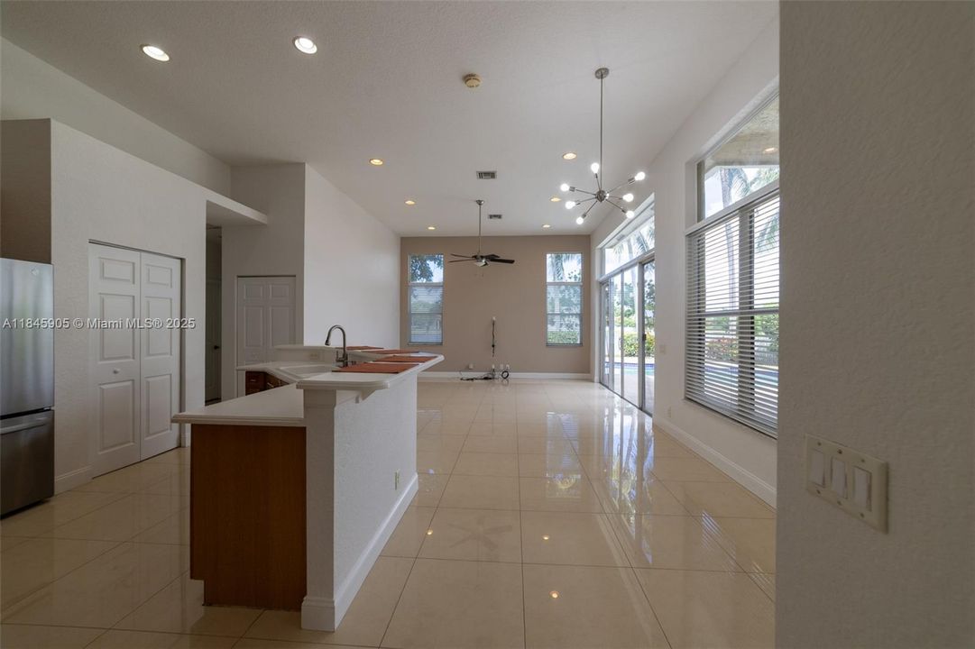 Activo con contrato: $6,650 (5 camas, 3 baños, 2599 Pies cuadrados)