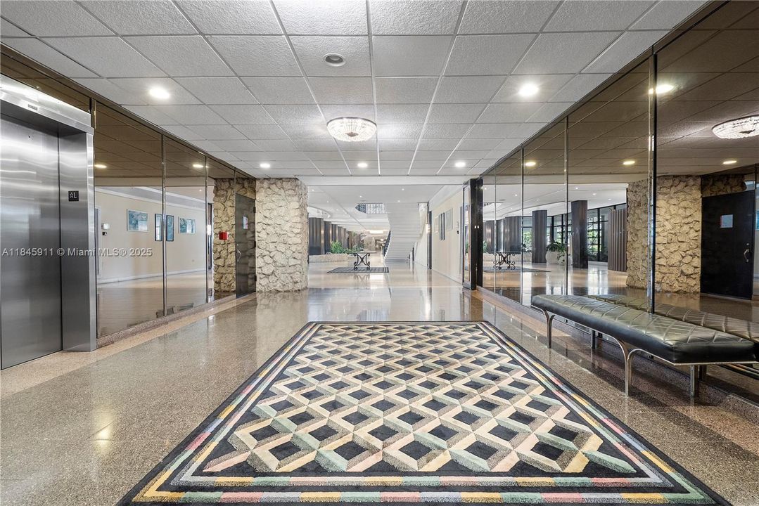 Под контрактом: $324,999 (2 спален, 2 ванн, 1048 Квадратных фут)