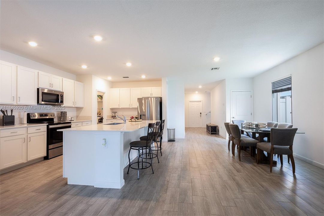 最近租的: $3,000 (6 贝兹, 3 浴室, 2589 平方英尺)