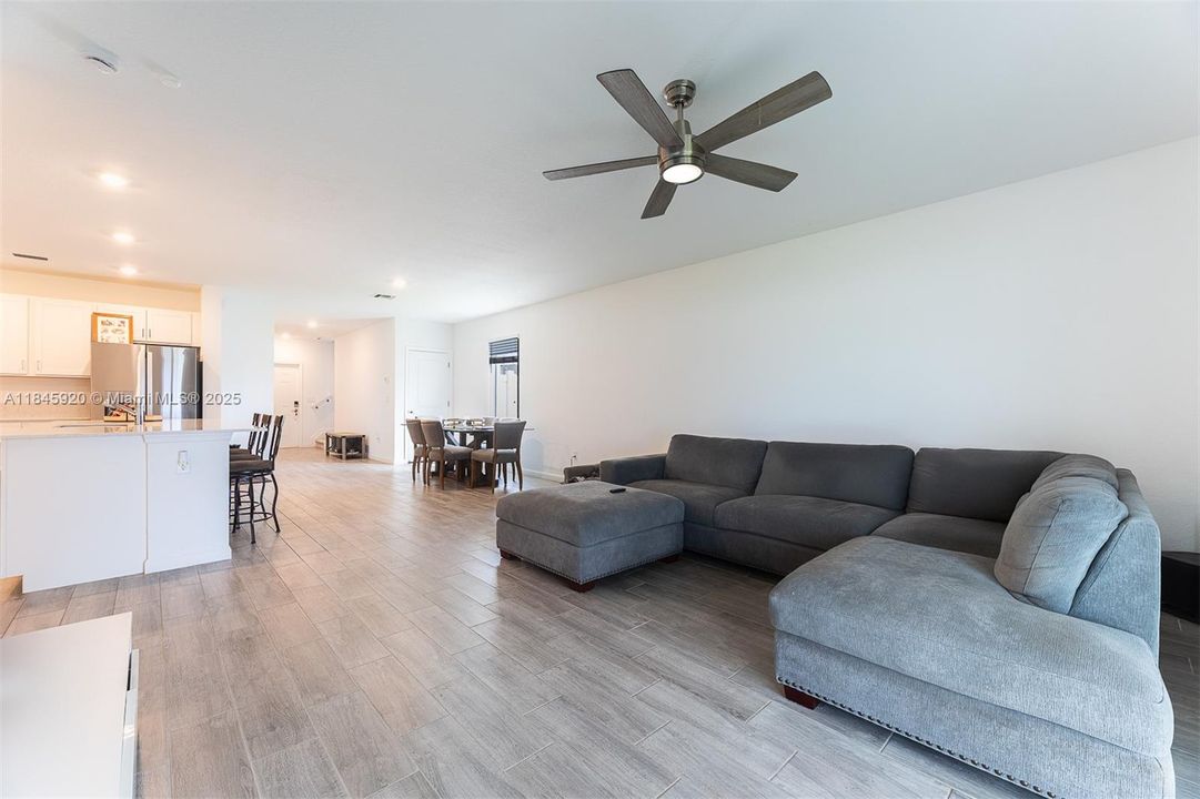 最近租的: $3,000 (6 贝兹, 3 浴室, 2589 平方英尺)