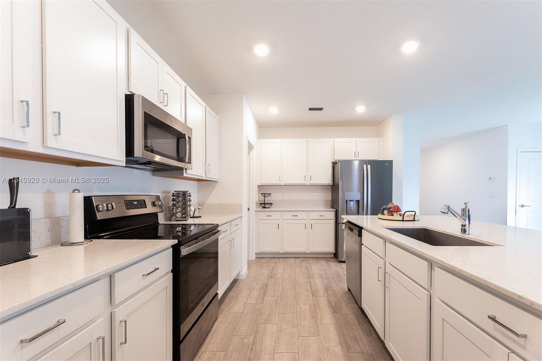 最近租的: $3,000 (6 贝兹, 3 浴室, 2589 平方英尺)