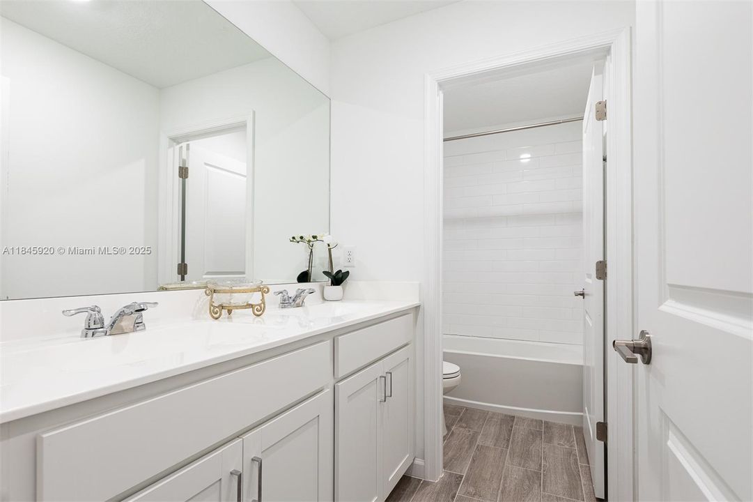 最近租的: $3,000 (6 贝兹, 3 浴室, 2589 平方英尺)