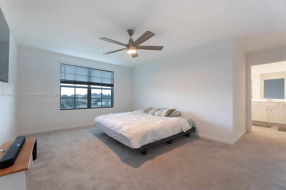 最近租的: $3,000 (6 贝兹, 3 浴室, 2589 平方英尺)