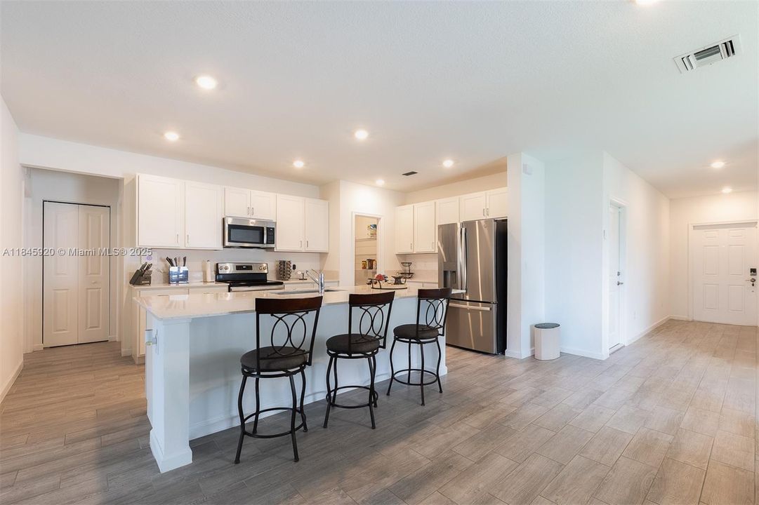 最近租的: $3,000 (6 贝兹, 3 浴室, 2589 平方英尺)