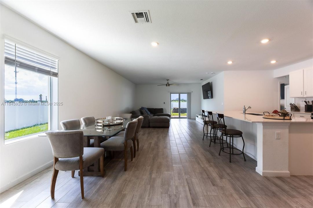 最近租的: $3,000 (6 贝兹, 3 浴室, 2589 平方英尺)