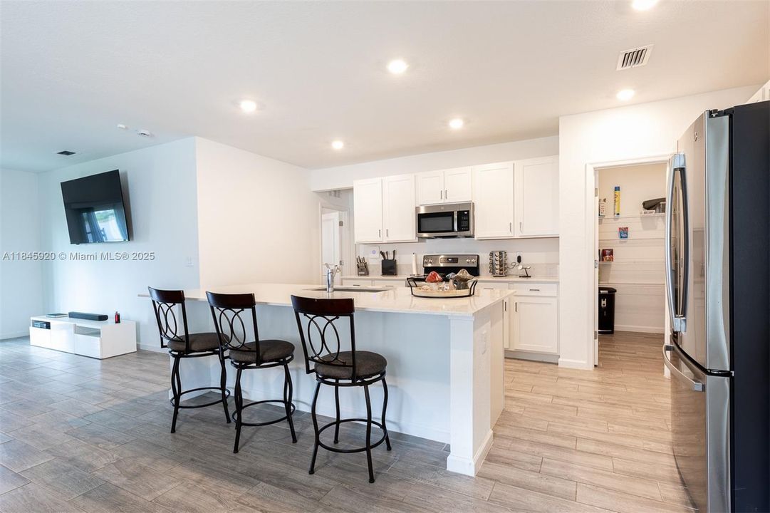 最近租的: $3,000 (6 贝兹, 3 浴室, 2589 平方英尺)