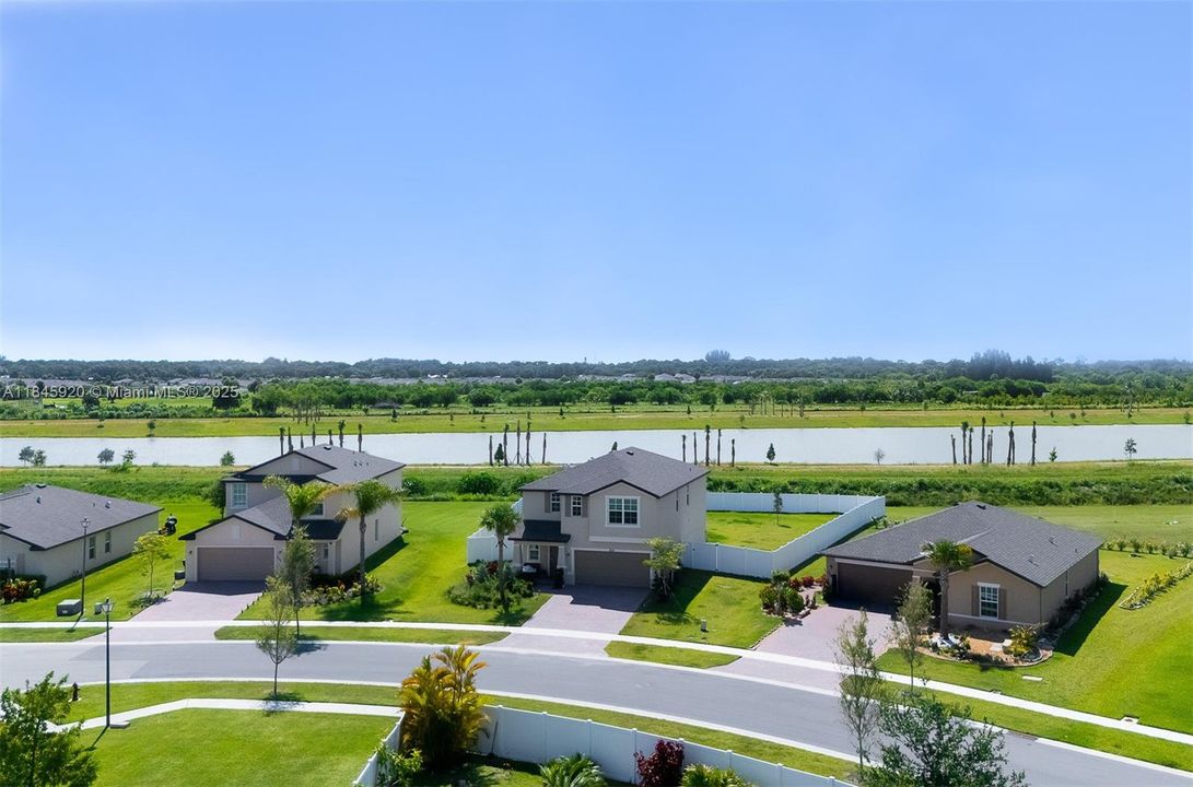 最近租的: $3,000 (6 贝兹, 3 浴室, 2589 平方英尺)