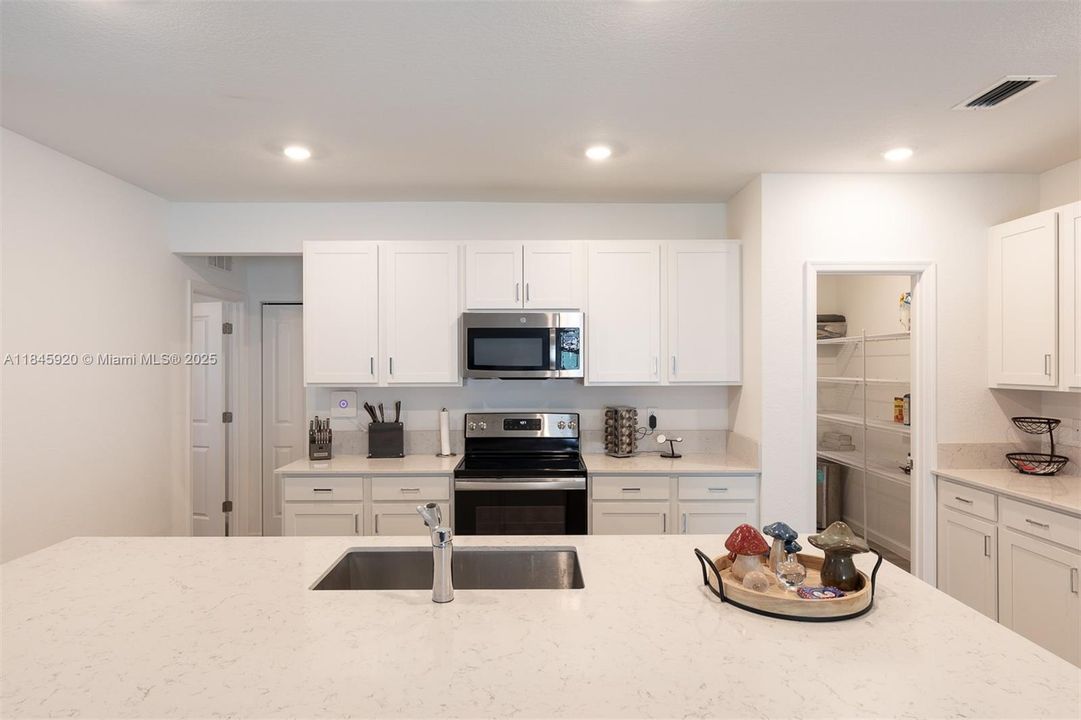 最近租的: $3,000 (6 贝兹, 3 浴室, 2589 平方英尺)