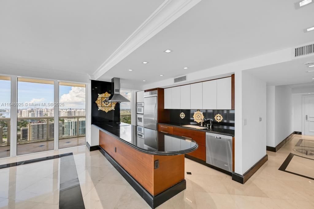 Recientemente alquilado: $9,000 (3 camas, 3 baños, 2078 Pies cuadrados)