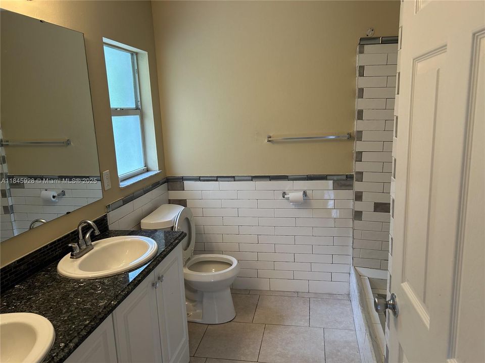 For Rent: $1,900 (3 beds, 2 baths, 1221 Square Feet)