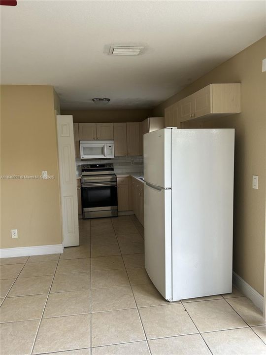 For Rent: $1,900 (3 beds, 2 baths, 1221 Square Feet)