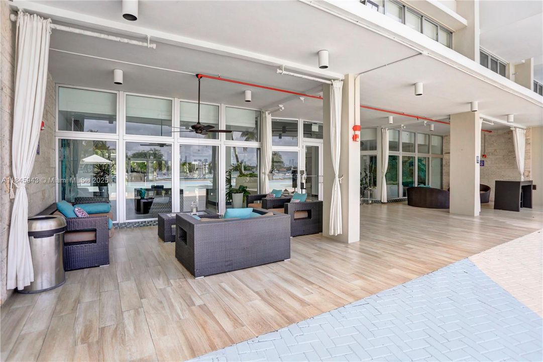 For Sale: $459,000 (1 beds, 1 baths, 970 Square Feet)