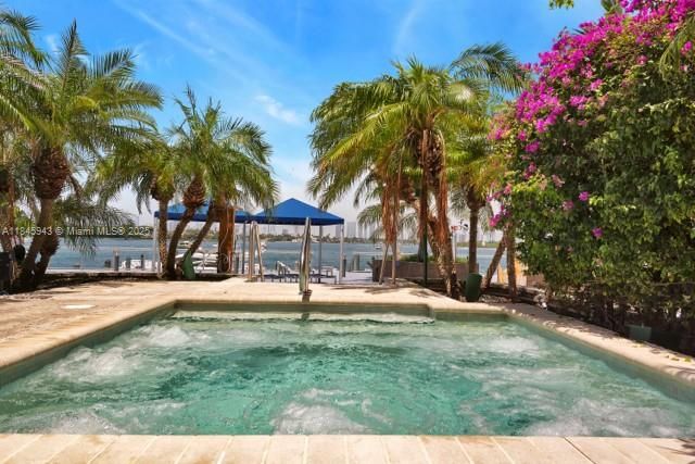 For Sale: $459,000 (1 beds, 1 baths, 970 Square Feet)