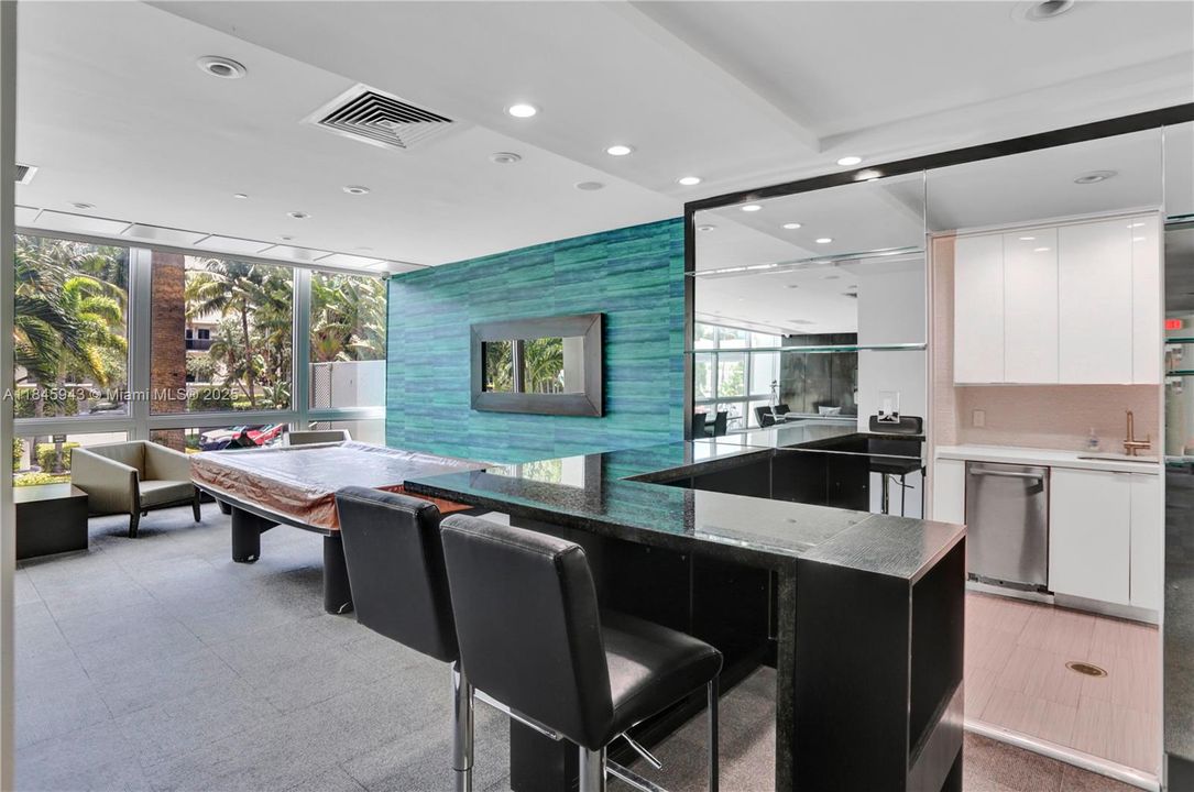 For Sale: $459,000 (1 beds, 1 baths, 970 Square Feet)