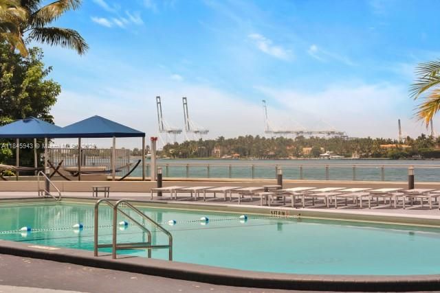 For Sale: $459,000 (1 beds, 1 baths, 970 Square Feet)