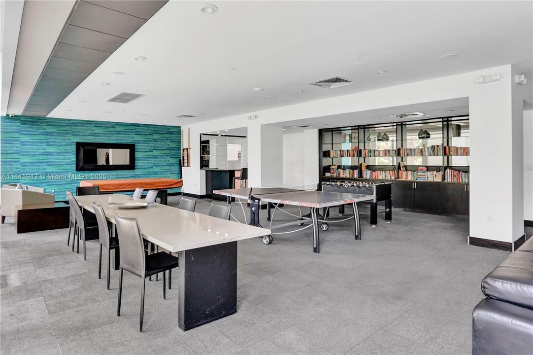 For Sale: $459,000 (1 beds, 1 baths, 970 Square Feet)