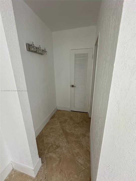 合同活跃: $425,000 (1 贝兹, 1 浴室, 850 平方英尺)