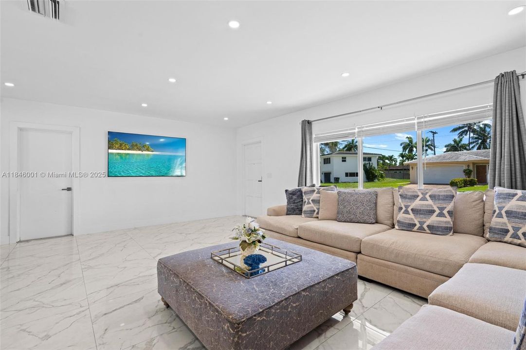 Recently Rented: $6,500 (4 beds, 3 baths, 1694 Square Feet)