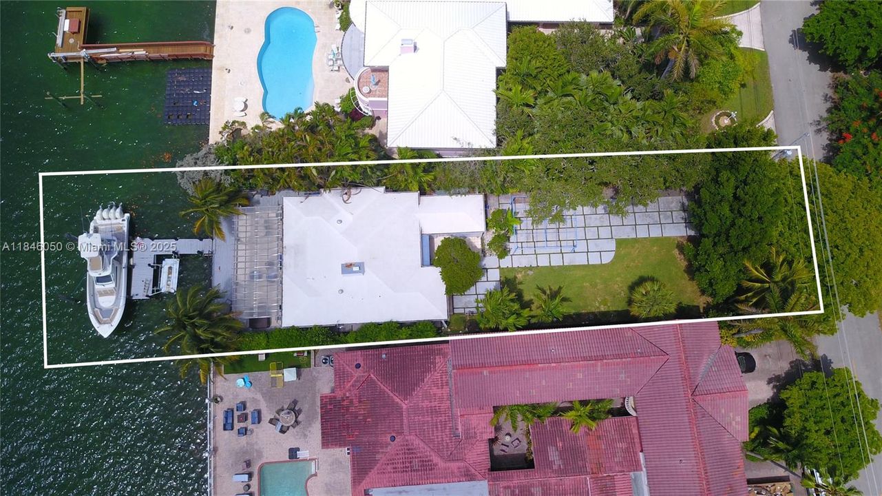 Vendido Recientemente: $6,000,000 (4 camas, 3 baños, 4385 Pies cuadrados)