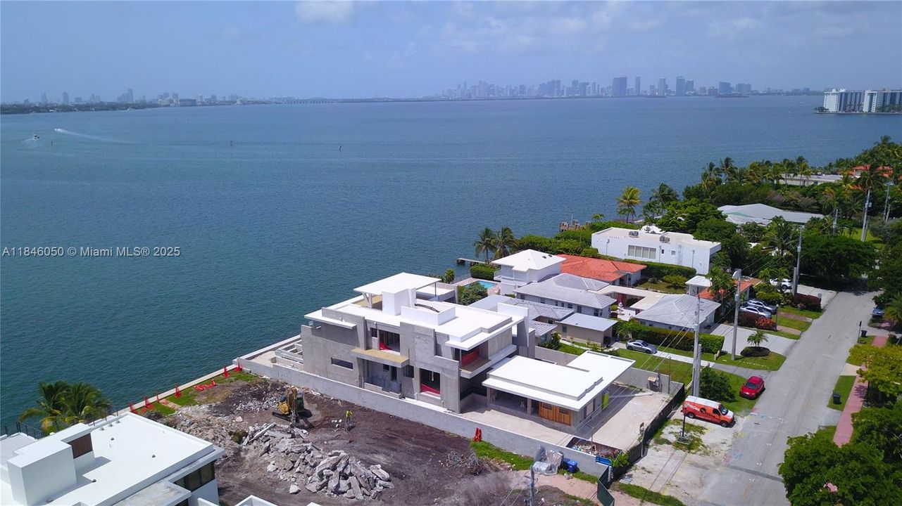 Vendido Recientemente: $6,000,000 (4 camas, 3 baños, 4385 Pies cuadrados)