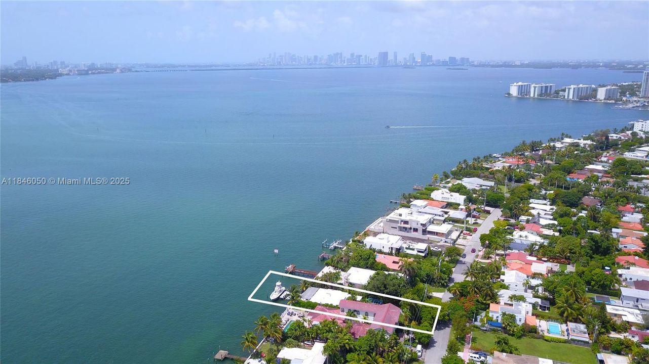 Vendido Recientemente: $6,000,000 (4 camas, 3 baños, 4385 Pies cuadrados)