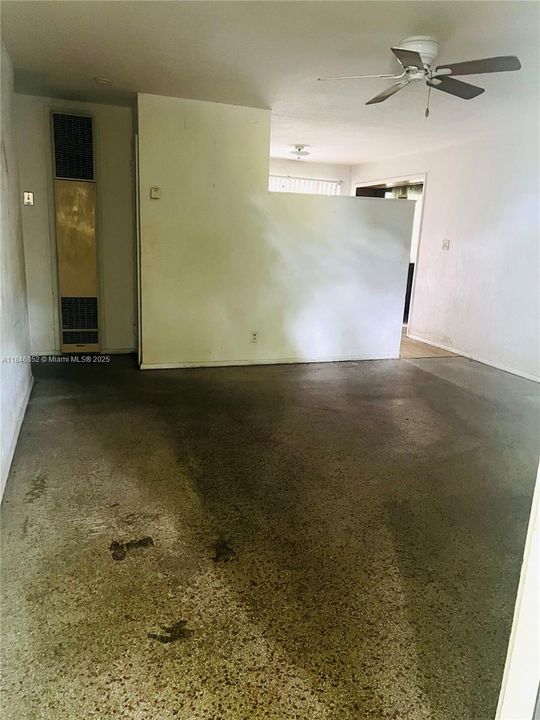 合同活跃: $289,999 (2 贝兹, 1 浴室, 893 平方英尺)