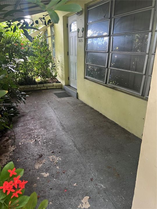 合同活跃: $289,999 (2 贝兹, 1 浴室, 893 平方英尺)