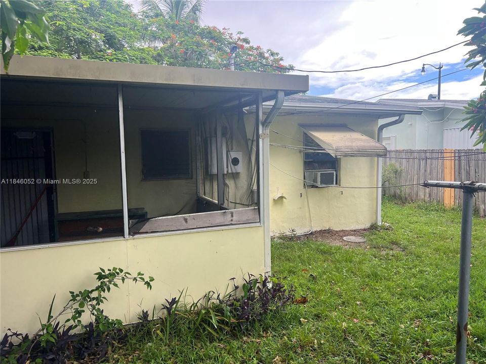 合同活跃: $289,999 (2 贝兹, 1 浴室, 893 平方英尺)