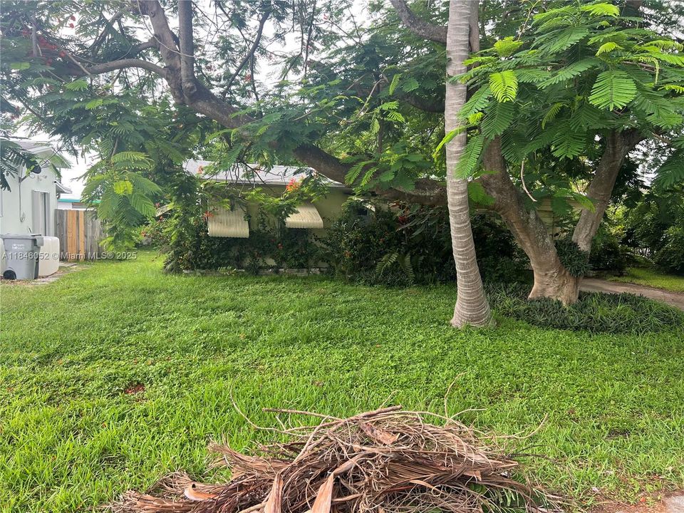 合同活跃: $289,999 (2 贝兹, 1 浴室, 893 平方英尺)