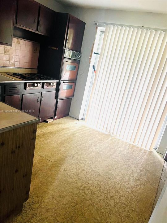 合同活跃: $289,999 (2 贝兹, 1 浴室, 893 平方英尺)