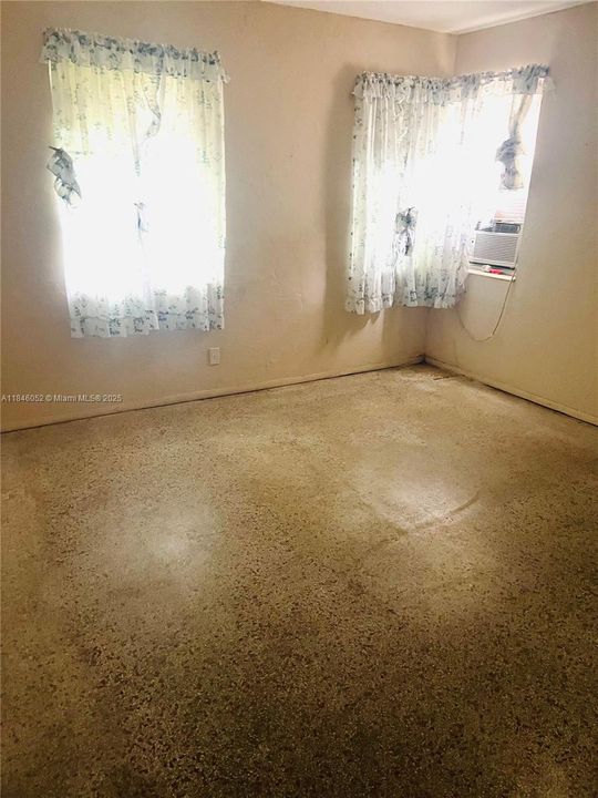 合同活跃: $289,999 (2 贝兹, 1 浴室, 893 平方英尺)