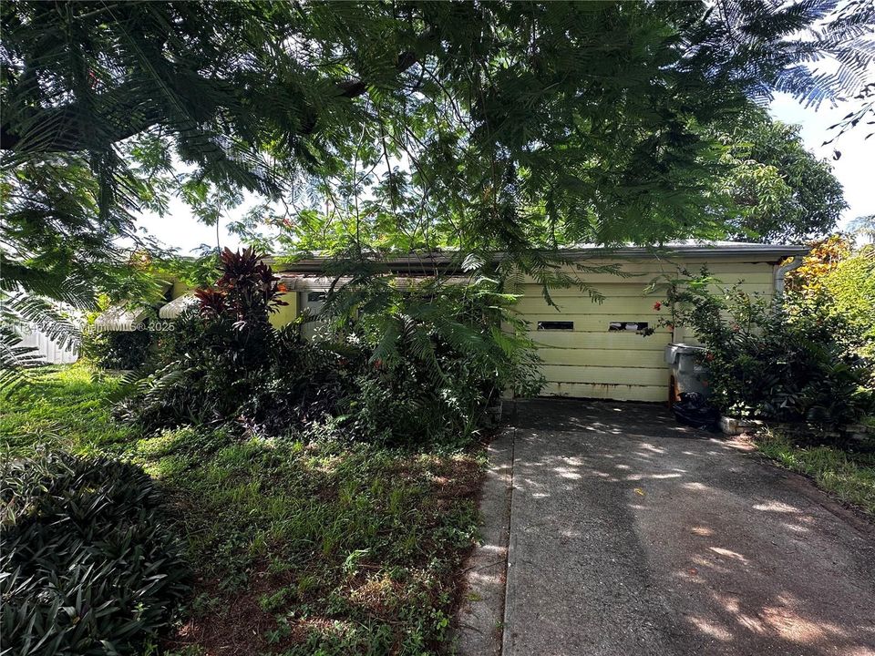 合同活跃: $289,999 (2 贝兹, 1 浴室, 893 平方英尺)