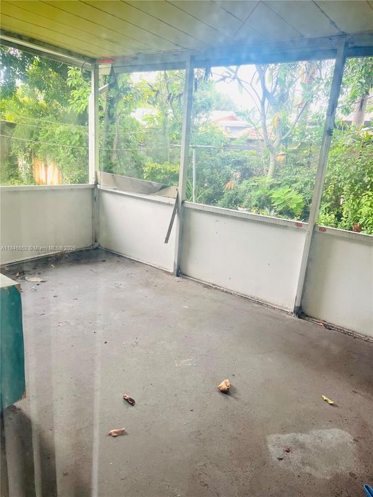 合同活跃: $289,999 (2 贝兹, 1 浴室, 893 平方英尺)