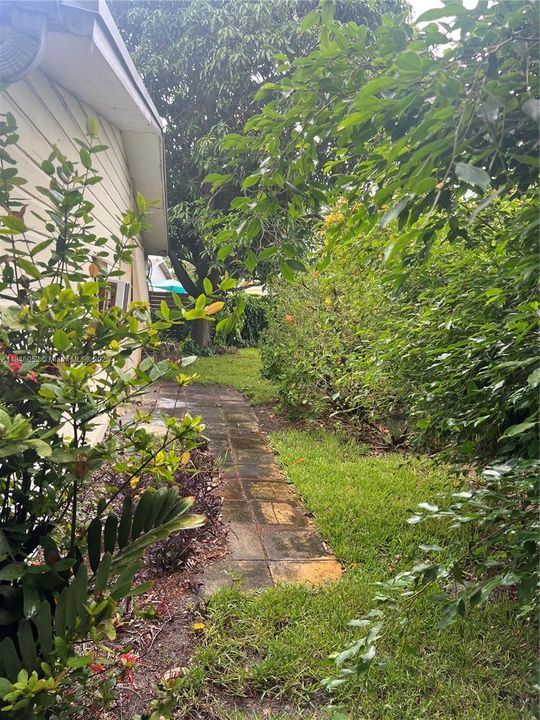 合同活跃: $289,999 (2 贝兹, 1 浴室, 893 平方英尺)